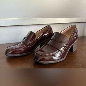 Beautiful Bandolino new burgundy loafers  size 9